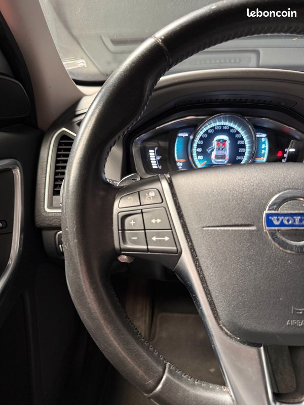 VOLVO XC60 2.0 D4 190Ch SIGNATURE EDITION BVA - TOIT OUV ELEC - CAMERA RECUL - SIEGES CHAUFF - HARMAN-KARDON (image 25)