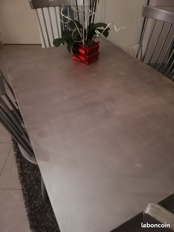 Table à manger et ses chaises (image 1)