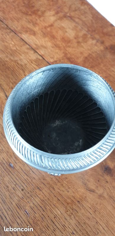 Petit pot ancien en étain (image 3)