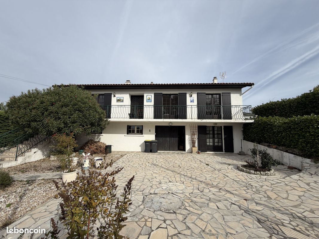 Maison 8 pièces 162 m² · à La Roche-Chalais · 162 m² · 187 000 €