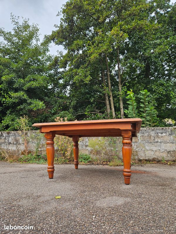 Table en bois carré (image 1)