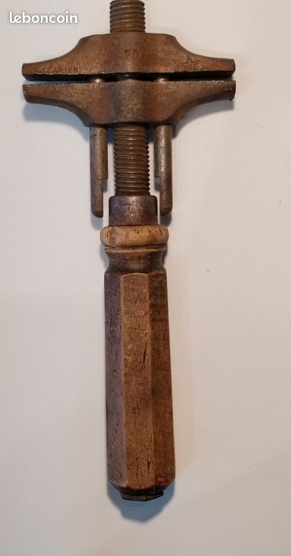 Ancien étau à main vintage en acier et bois – outil ancien français – 21 cm (image 2)