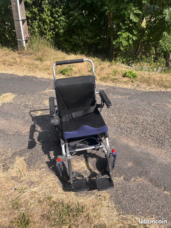 Fauteuil roulant électrique (image 1)