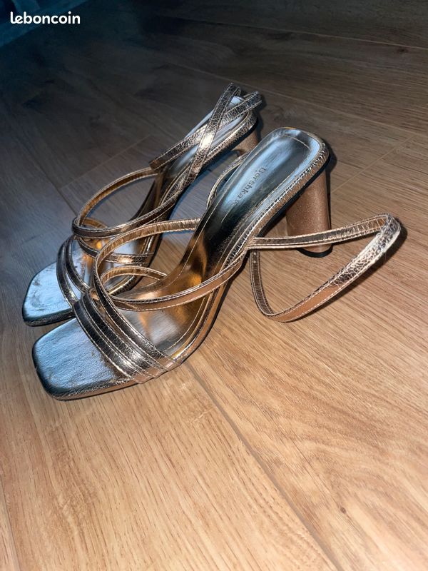 Chaussure à talons (image 1)