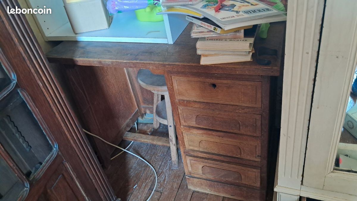 Ancien petit bureau en bois (image 1)
