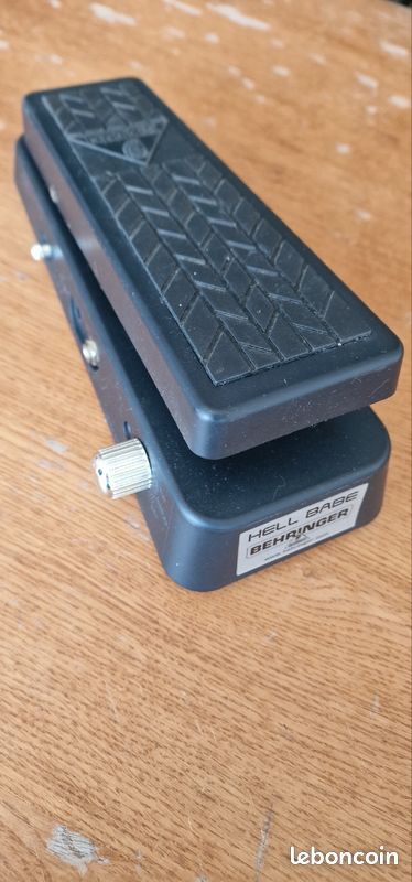 Pedale d'effets guitare 
BEHRINGER HELLBASE 
Model HB01 (image 1)
