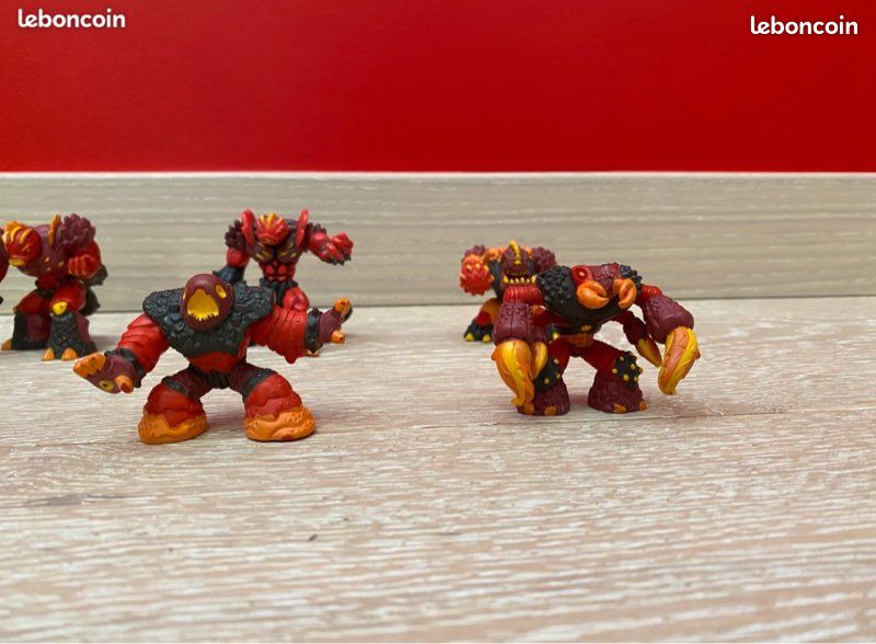FIGURINE STARLUX 1ERE GENERATION INDIEN PANTALON ROUGE REGARDE AU LOIN FIGURINE STARLUX 1ERE GENERATION INDIEN PANTALON ROUGE REGARDE AU LOIN