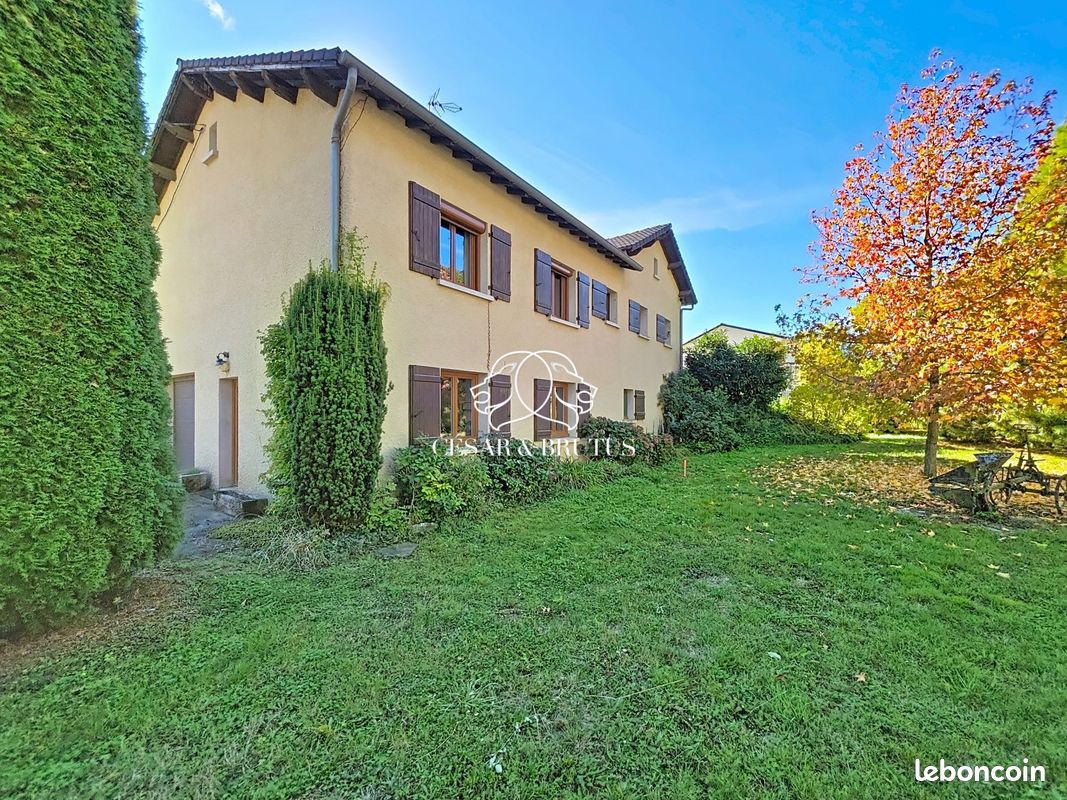 Maison 5 pièces 132 m² · à Saint-Hostien · 132 m² · 243 000 €