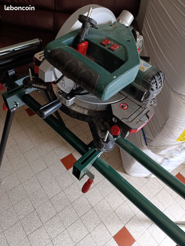 Scie à onglets radiale Metabo sur pied (image 2)