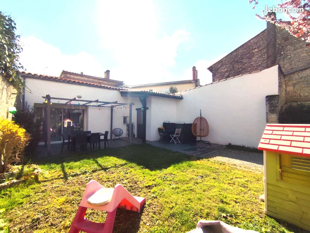 Maison 8 pièces 216 m² · à Aigrefeuille-d'Aunis · 216 m² · 419 000 €