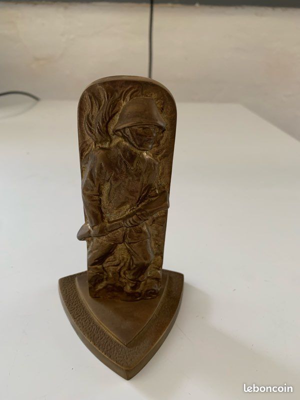 Statue de pompier en laiton (image 1)