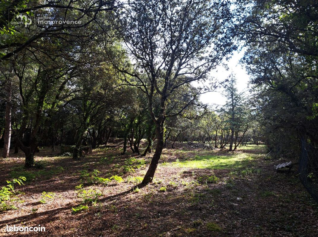 Terrain 700 m² · à Cabrières-d'Avignon · 177 000 €