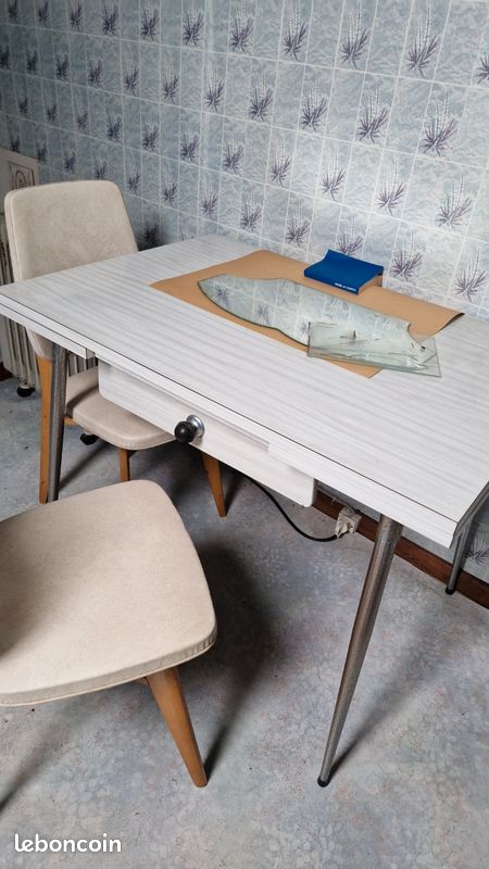 Table Formica vintage + 2 chaises années 60/70 (image 1)
