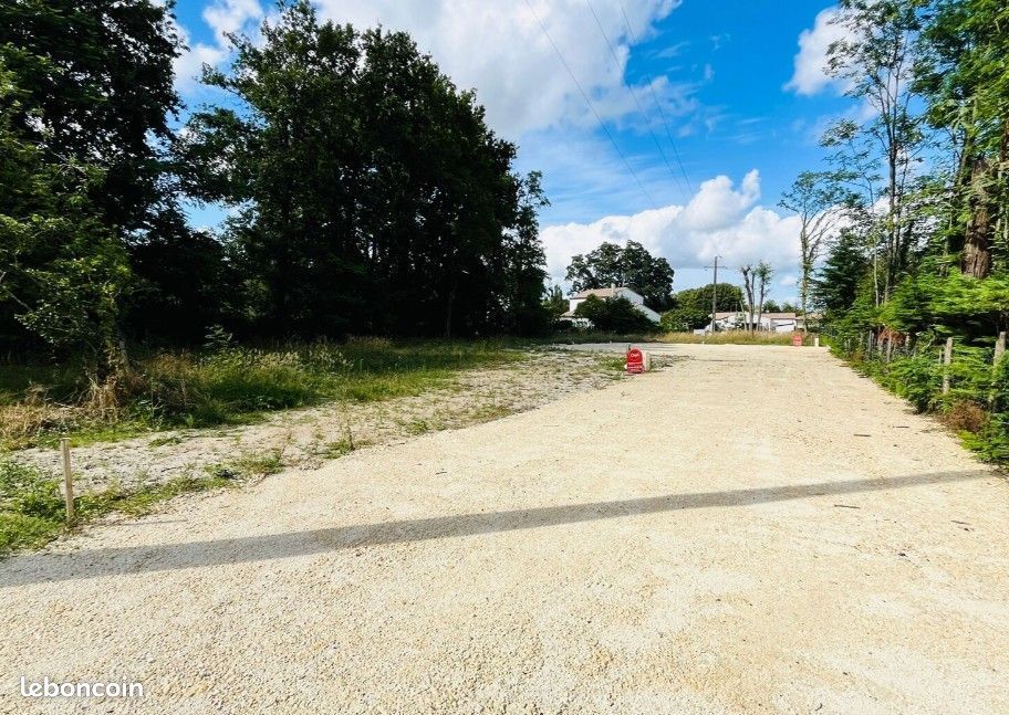 Terrain à bâtir de 451 m² à BREUILLET (17) · 99 840 €
