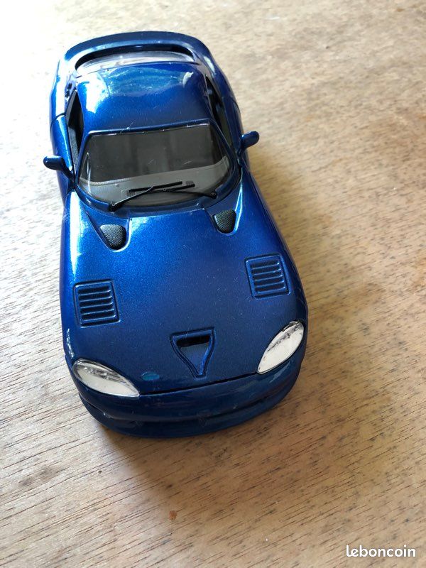 Voiture burago viper 1/24 (image 4)