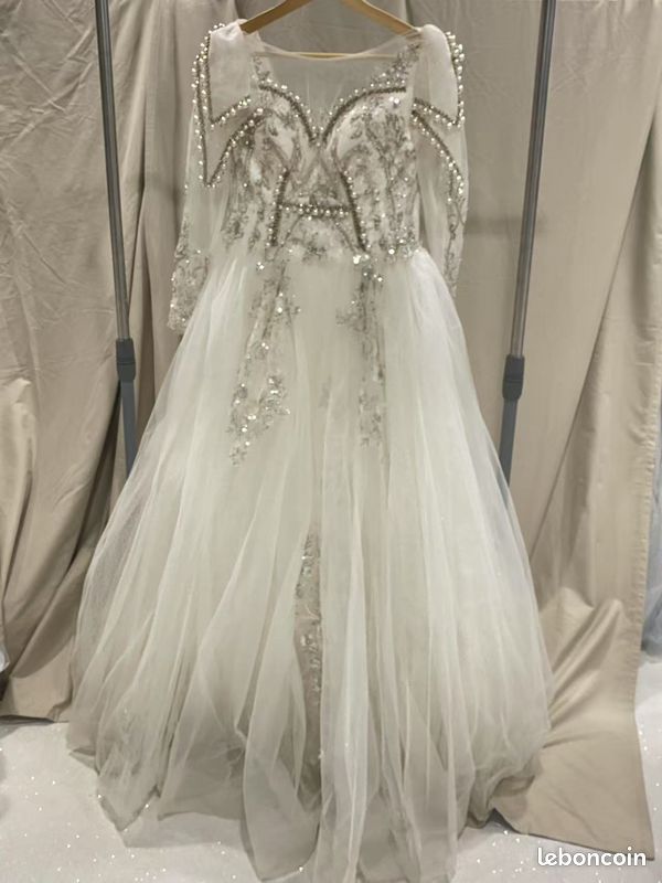 Une robe de mariée avec manches longues (image 1)