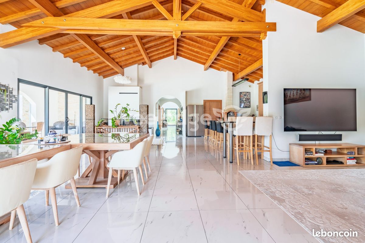 Propriété 6 pièces 271 m² (image 2)