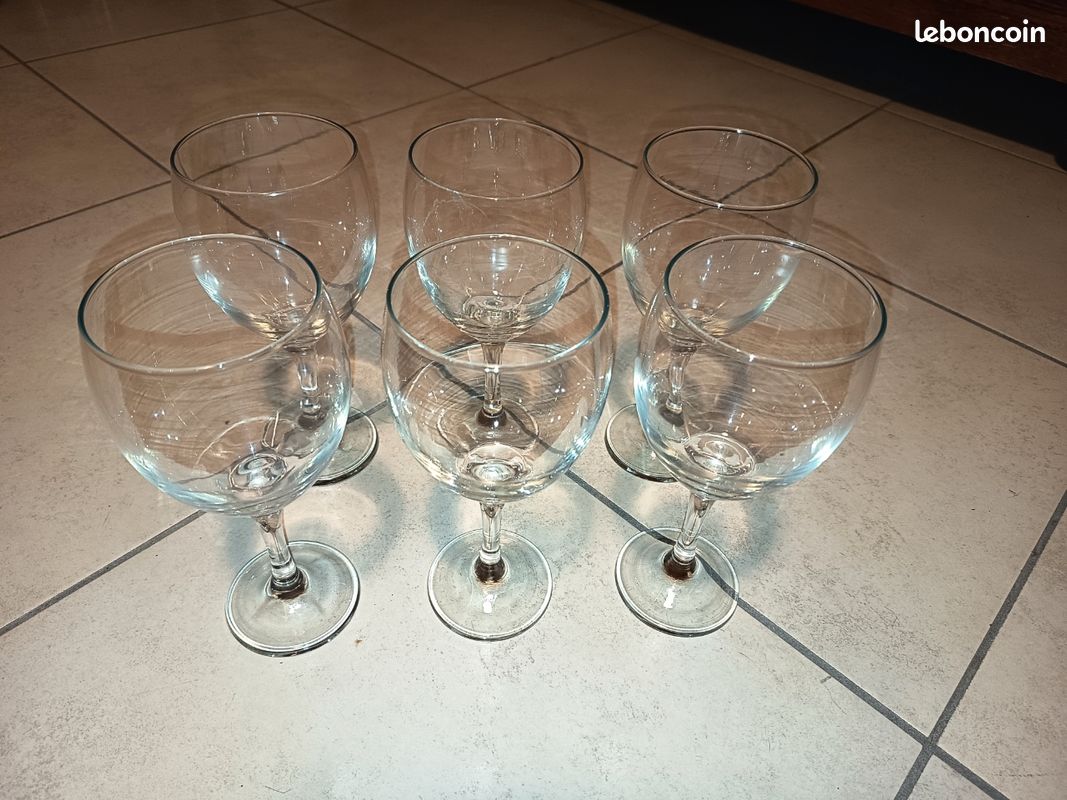 Lot de 6 verres dégustation
En parfait état (ils ont servi une fois ou 2)
Fournis avec leur carton d'emballage.
Remis en main propre (image 1)