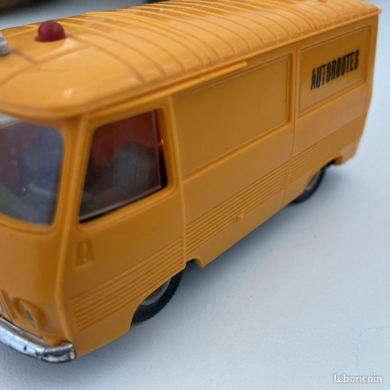 NOREV - SÉRIE LUXE / PLASTIGA - 251 - Peugeot J7 Autoroute - En boite