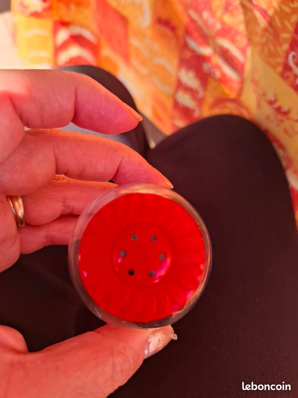Saliere et poivrière Solmaz Mercan vintage
corps en verre et couvercle en plastique en forme de fleurs
hauteur 5 environ cm
marque Solaz Mercan. Très bon état
envoi ok (image 4)