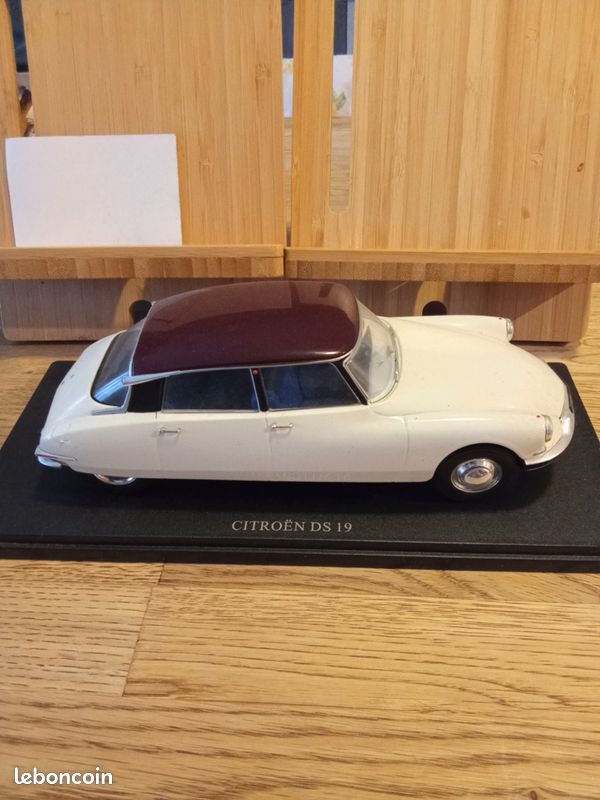 Maquette Citroën DS 19 kit complet - échelle 1/16 - HELLER 56795
