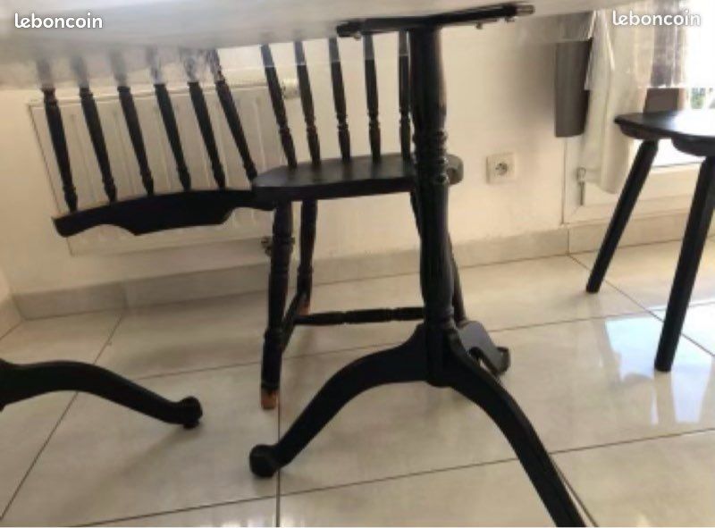 Table blanche, avec pied en fer forgé (image 2)