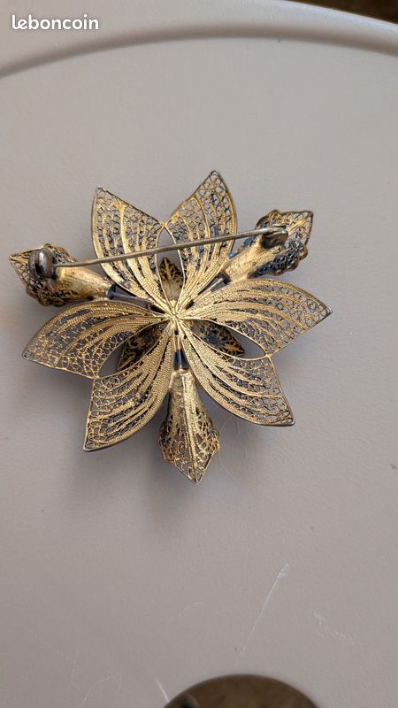 Broche vintage en filigrane doré – Motif floral en relief (image 3)