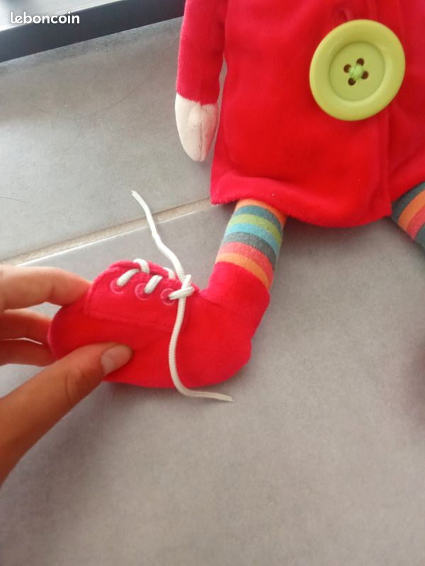 🤩Poupée Oxybul parfait pour les enfants qui apprennent à tripoter des objets comme faire les lacets grâce à la poupée mettre des boutons, faire et enlever des fermetures ,ect😍 (image 3)