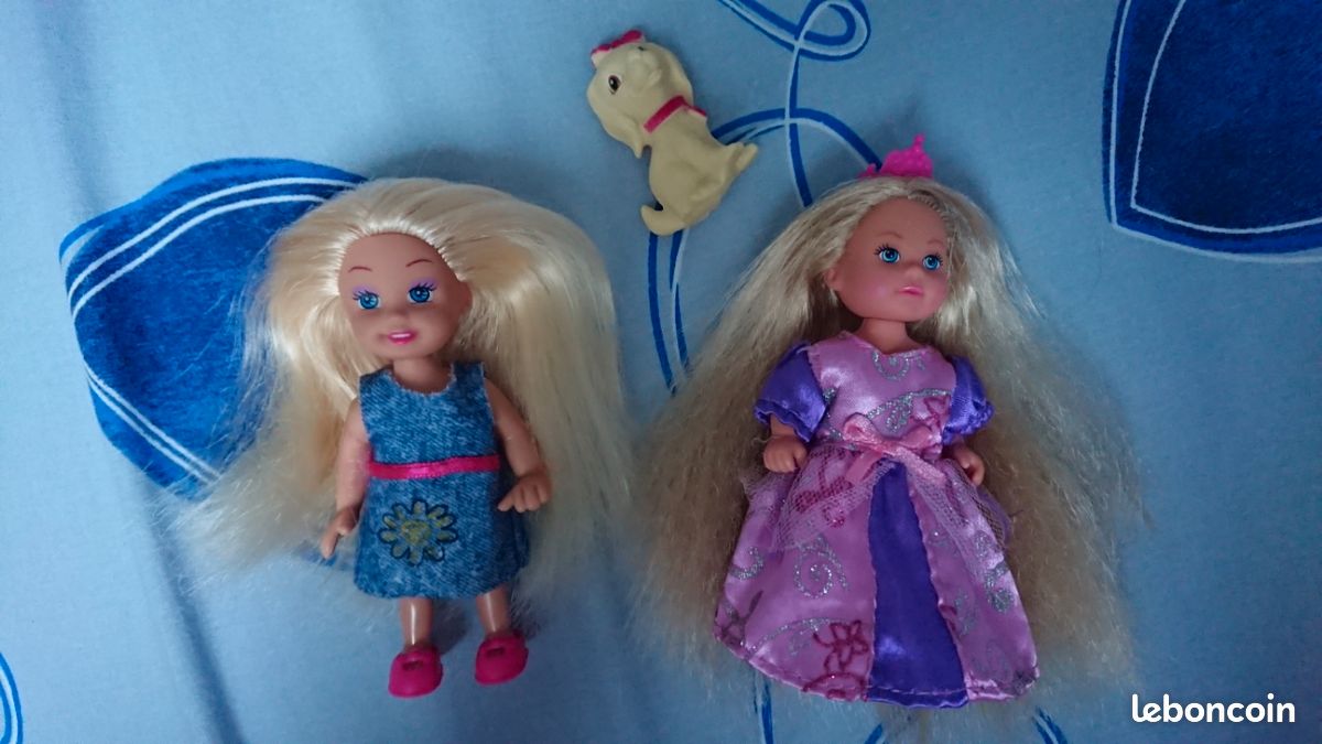 Petites poupées et un chien (image 1)