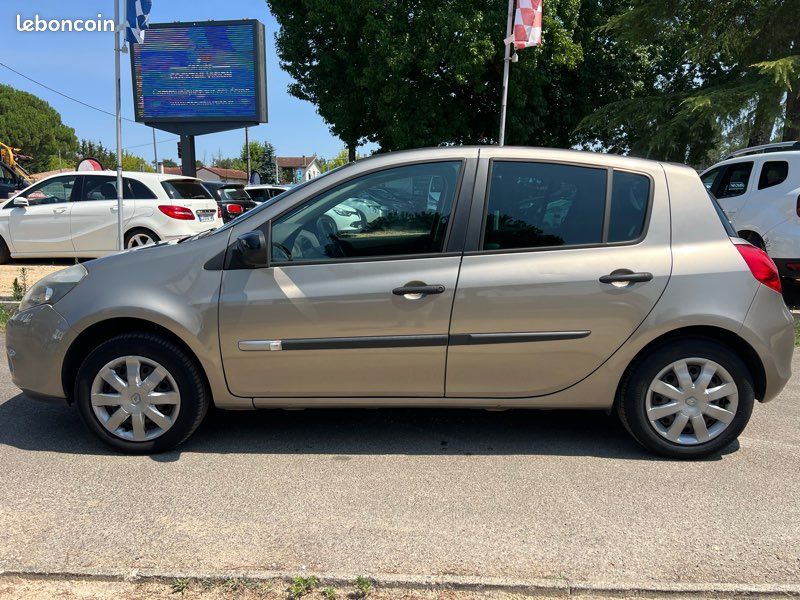 RENAULT Clio III Phase 2 1.5 dci 75ch 4cv (image 5)