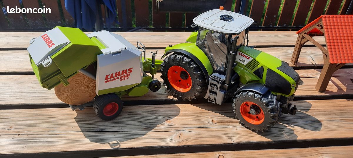 Tracteur CLAAS aec machine à bottes (image 1)