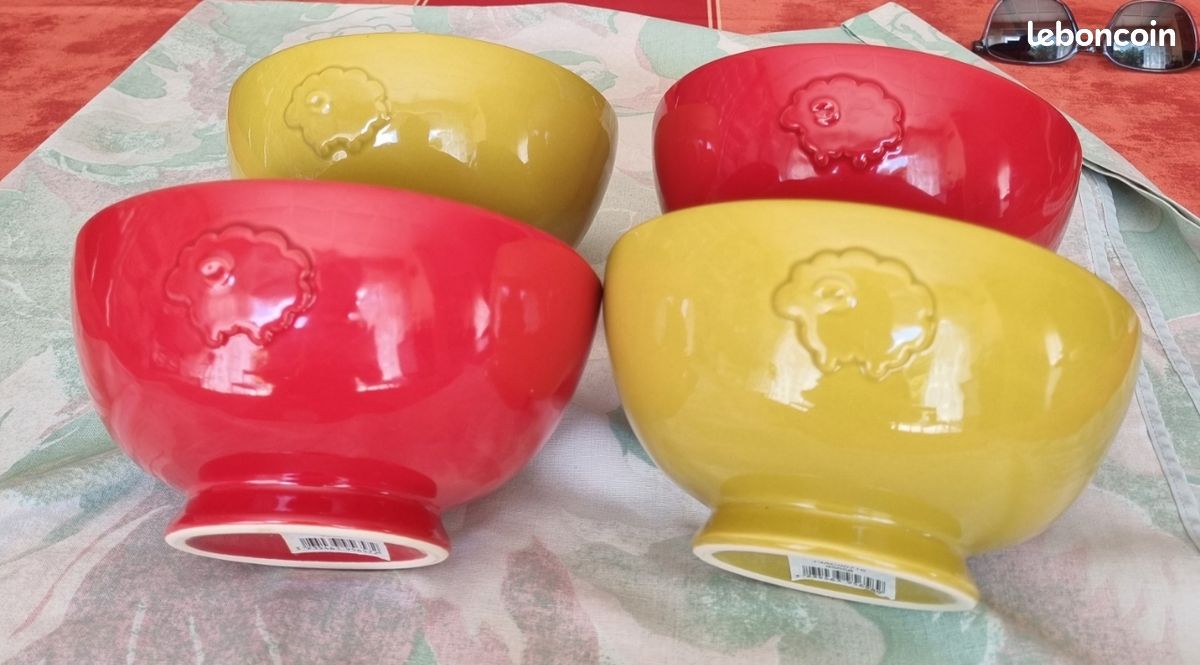 4 bols originaux
Jamais utilisé
Mouton en relief sur chaque bol
2 couleurs différentes (image 5)