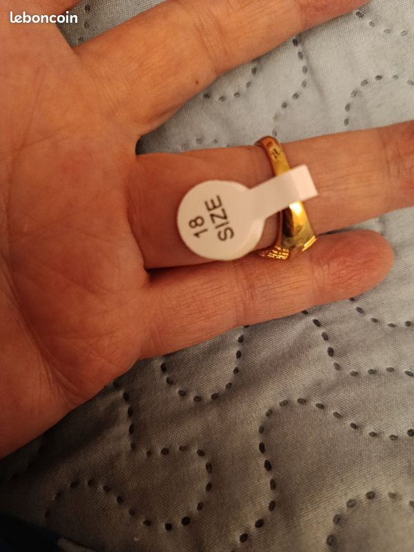Très jolie bague unisexe neuve métal doré avec cristal au centre (image 3)