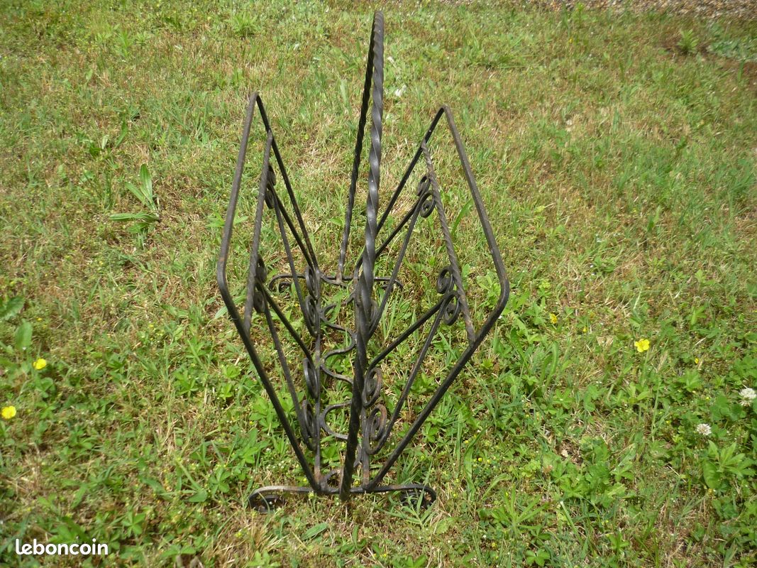 Porte-revues en fer forgé noir vintage (image 4)