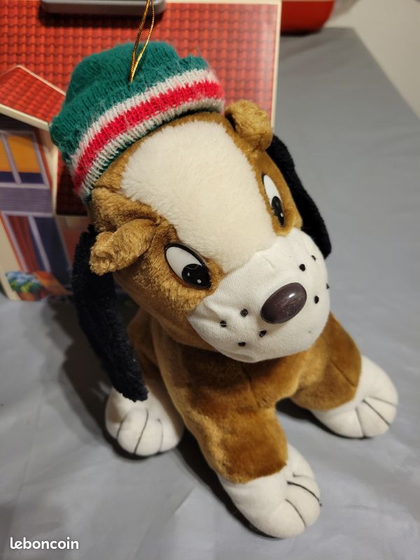 Chien peluche avec son bonnet (image 2)