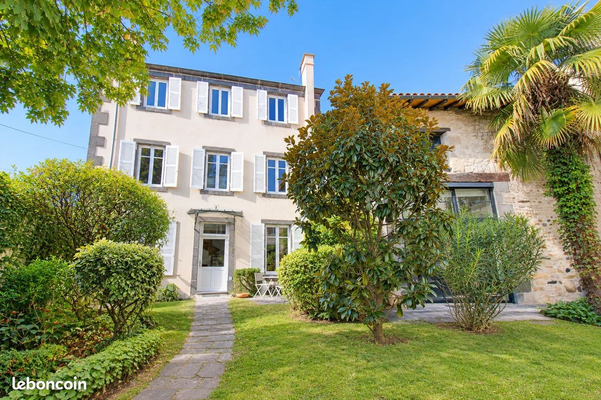 Maison 12 pièces 360 m² · à Cournon-d'Auvergne · 360 m² · 650 000 €