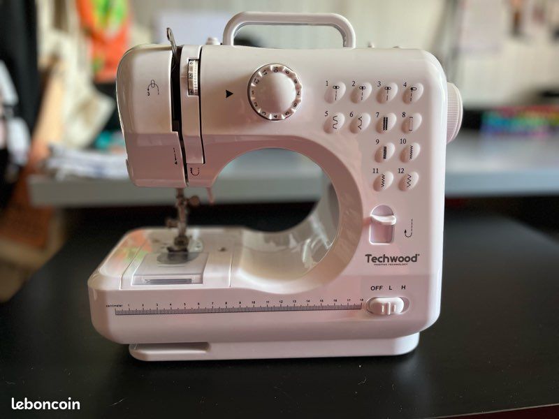 Machine à coudre Techwood – Très bon état, 12 points, accessoires inclus (image 1)