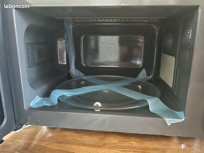 Micro-ondes Grill VALBERG MWO 20 GM K343C – Très bon état – Peu servi (image 4)
