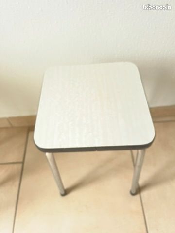 4 Tabourets en formica (image 2)