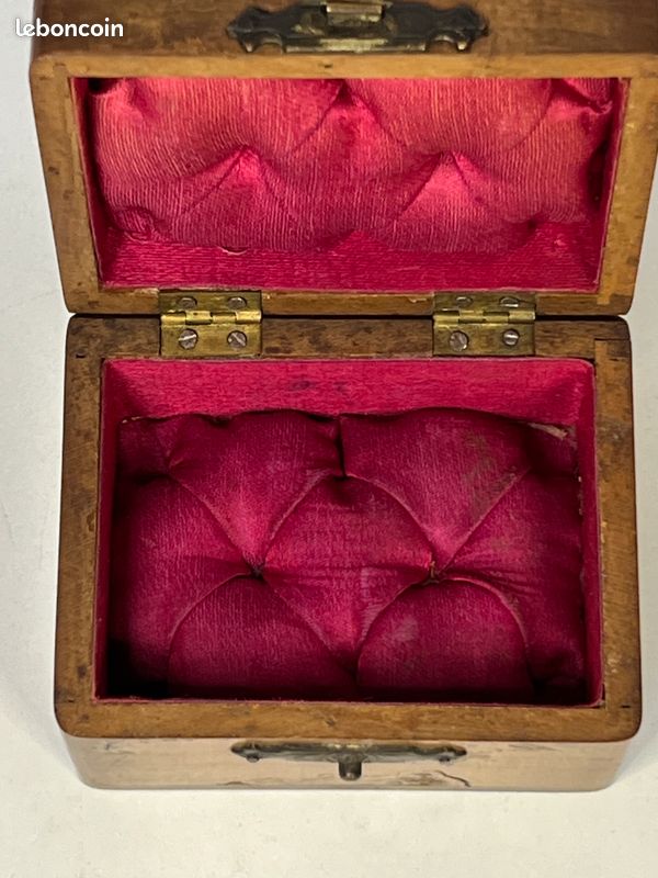 BOITE À BIJOUX EN BOIS D'OLIVIER SOUVENIR DE NICE CAPITONNÉE XIXème (image 9)