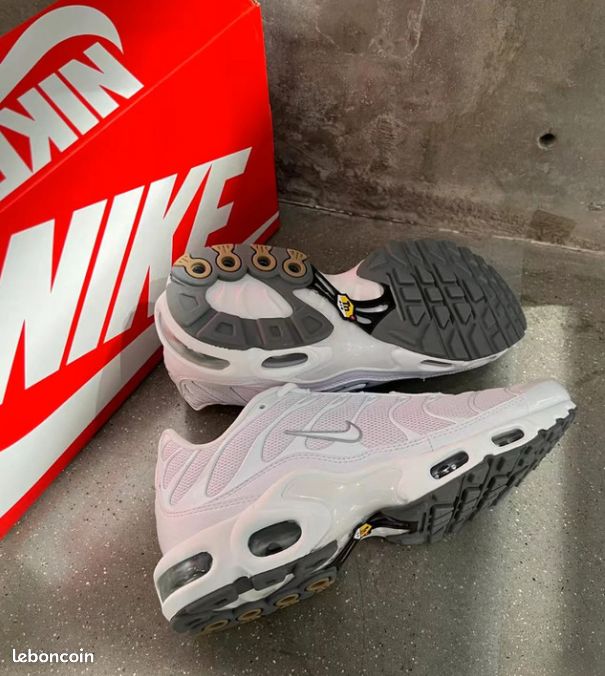 Chaussure Nike TN blanches avec semelle air (image 6)