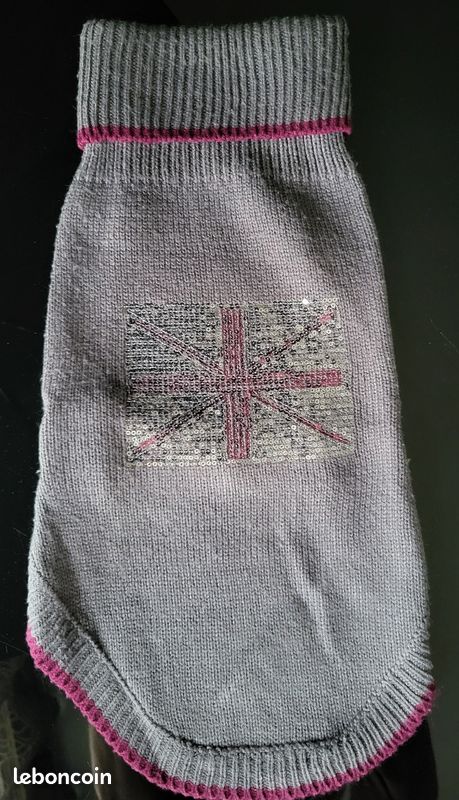 Pull pour petit chien gris violet avec petit strass, matiere laine, en tres bon etat.
Prix : 6 euro (image 3)
