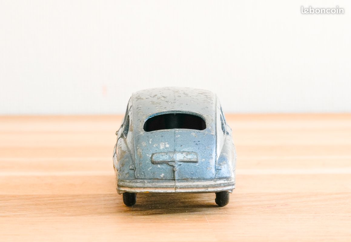 DINKY TOYS 24Q FORD VEDETTE BLEU METALLISE PNEUS M ET DINKY TOYS 24Q FORD VEDETTE BLEU METALLISE PNEUS M ET