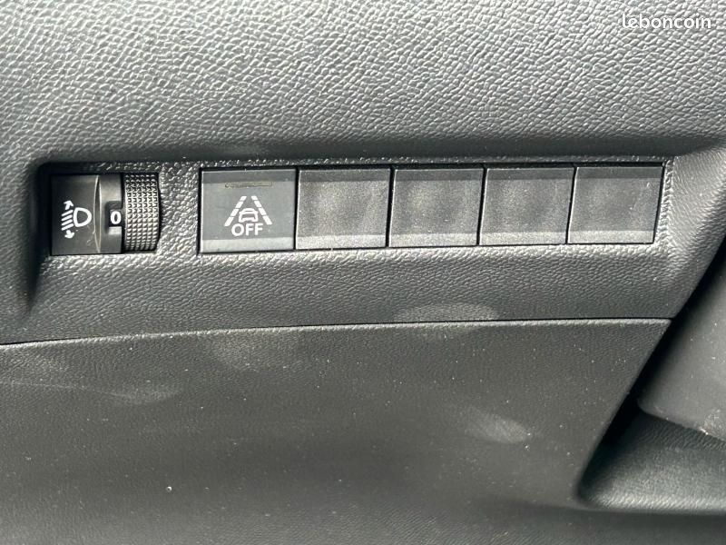 Peugeot 2008 e-2008 136ch Allure (image 12)