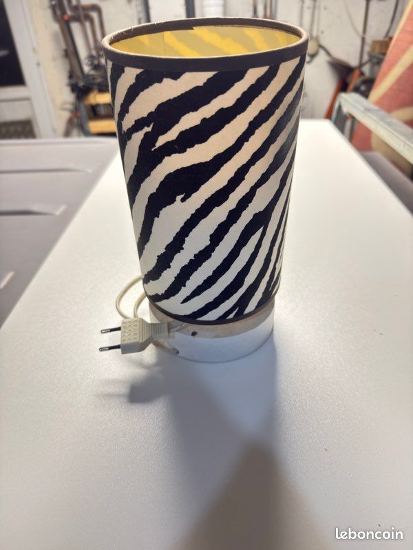 Lampe à poser cylindrique – abat-jour imprimé zèbre noir et blanc, intérieur jaune (image 2)