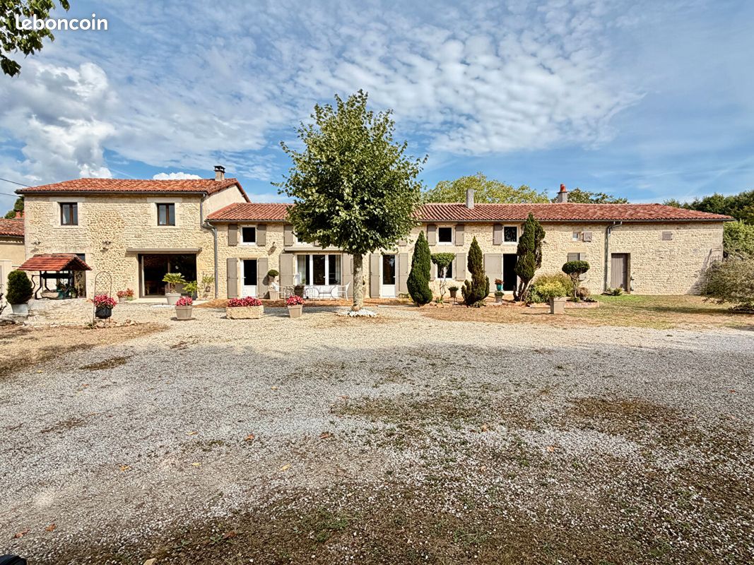 Maison 9 pièces 211 m² · à Nanteuil-en-Vallée · 211 m² · 399 900 €