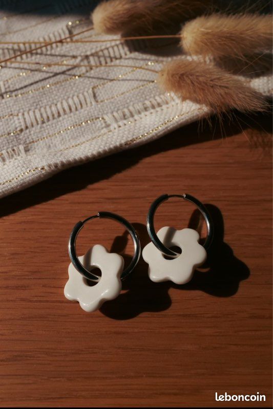 Boucles créoles fleurs blanches (image 1)