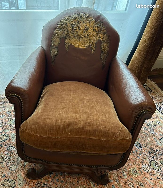 Fauteuil Club Art Deco Annees 50, Cuir Damasse, rehausse dorures. Restaure et rembourre par tapissier, Origine Pays-Bas (image 1)