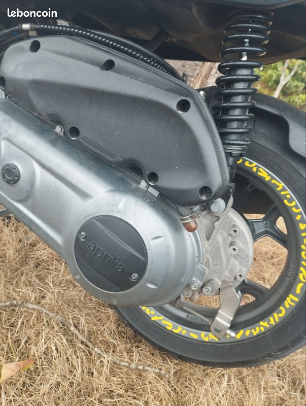 Échange ou vend mon scooter Aprilia 50sxr année 2024 ils est nickel (image 2)