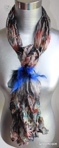 Foulard imprimé plumes de paon (image 1)